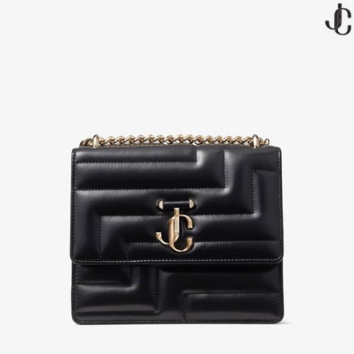 Svart Nappa Nappa Läder Väska med Ljus Guld JC Emblem AVENUEQUAD Hösten 2022 samling